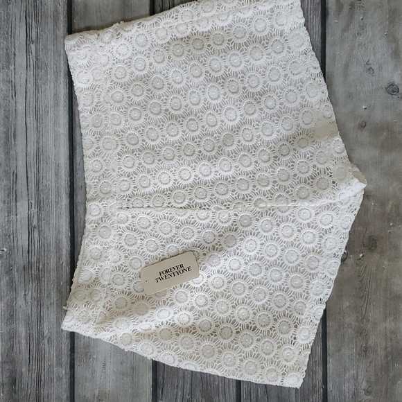 NWT Forever 21 Lined Cream Crochet Shorts Sz Large - Picture 4 of 6
